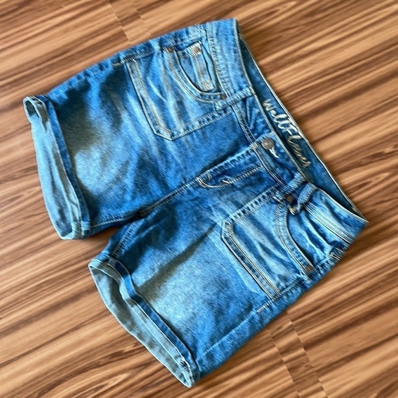 WALLFLOWER Distressed Jean Shorts Size 13 - Picture 2 of 9
